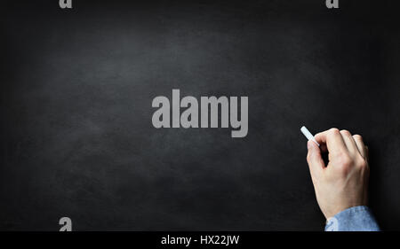 Vuoto o lavagna Lavagna con mano azienda chalk iscritto sul gesso nero board Foto Stock