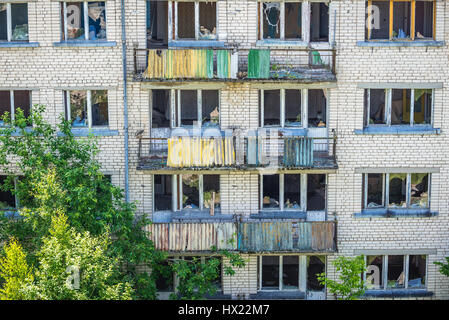 Facciata di edificio di appartamenti in Skrunda-1 città fantasma, ex sito dell Unione Sovietica Dnepr stazione radar dal periodo della guerra fredda vicino città Skrunda, Lettonia Foto Stock