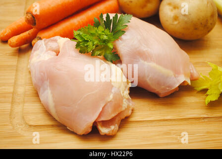 Materie di pollo disossate con ingredienti freschi Foto Stock