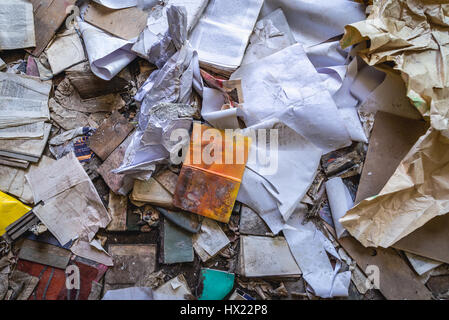 Libri antichi in guarnigione shop in Skrunda-1 città fantasma, ex sito dell Unione Sovietica Dnepr stazione radar dal periodo della guerra fredda vicino Skrunda città in Lettonia Foto Stock