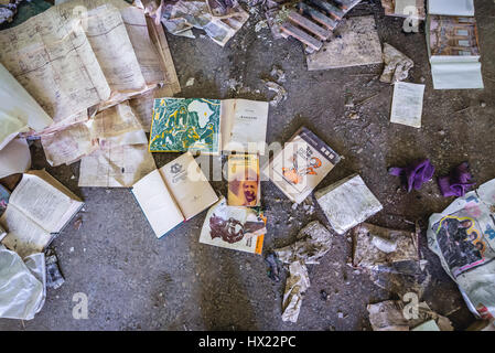 Libri antichi in guarnigione shop in Skrunda-1 città fantasma, ex sito dell Unione Sovietica Dnepr stazione radar dal periodo della guerra fredda vicino Skrunda città in Lettonia Foto Stock