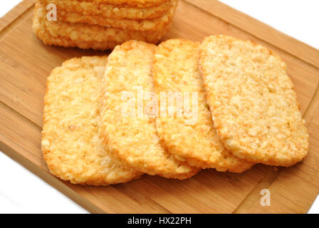 Patata surgelati marroni Hash su un tagliere di legno Foto Stock