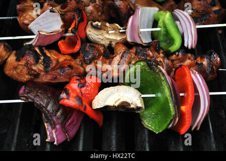 Verdure e spiedini di pollo alla griglia Foto Stock