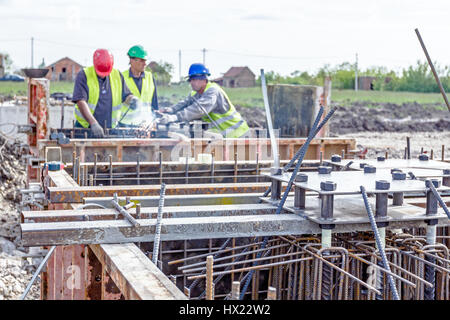 Di Zrenjanin, Vojvodina, Serbia - 30 Aprile 2015: shot industriali di costruzione lavoratore che è la saldatura telaio metallico, della gabbia di armatura all'interno di demountab Foto Stock