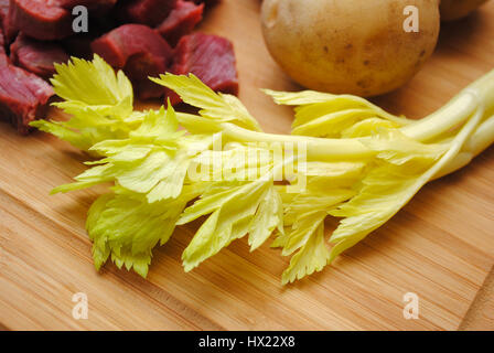 Fresh costa di sedano con altri ingredienti Foto Stock