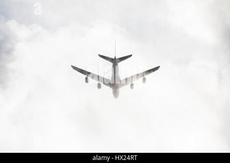 I jumbo jet aereo sulla città di Londra in dense nubi sull'approccio all'aeroporto di Heathrow. Foto Stock