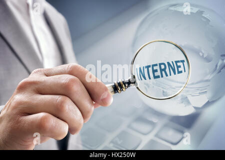 Imprenditore con lente di ingrandimento la ricerca in Internet Foto Stock