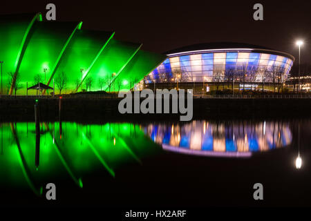 Il SSE Idro e SEC Armadillo presso l'evento scozzese Campus (SEC), Glasgow, Scotland, Regno Unito durante la notte - si riflette nel fiume Clyde Foto Stock