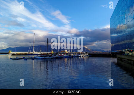 Porto di Reykjavik. Il cielo si riflette nell'acqua. Barche nel porto di Reykjavik Foto Stock