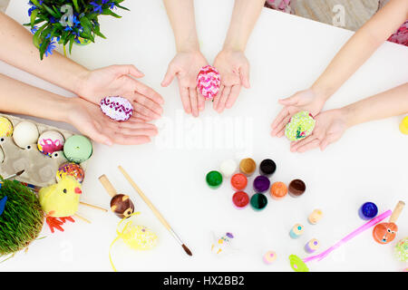 Felice Pasqua, madre e figlia di mani di pittura delle uova di Pasqua Foto Stock