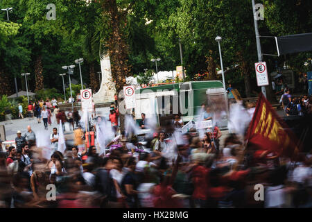 Rio De Janeiro, Brasile. 23 Mar, 2017. Gli studenti, gli insegnanti e i sostenitori hanno marciato in tutta Rio De Janeiro per protestare contro il deficit di bilancio che hanno lasciato numerose istituzioni pubbliche senza classi fin dal 2016. Credito: C.H. Gardiner/Pacific Press/Alamy Live News Foto Stock