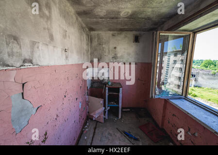 Kitche in casa residenziale in Skrunda-1 città fantasma, ex sito dell Unione Sovietica Dnepr stazione radar dal periodo della guerra fredda vicino Skrunda città in Lettonia Foto Stock