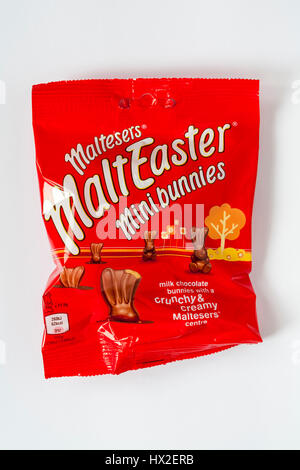 Pacchetto di Maltesers MaltEaster mini coniglietti di cioccolato al latte coniglietti con una croccante e cremoso centro Maltesers isolati su sfondo bianco - per la Pasqua Foto Stock