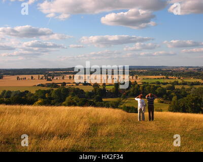 Due persone godendo la vista dalla cima di Wittenham Clumps in Oxfordshire. Guardando nella valle del Tamigi tra Dorchester on Thames e Didcot. Foto Stock