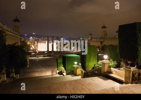 Barcellona di notte in Catalogna, Spagna, vista dalla scalinata di Plaça de les Cascades verso la Fontana Magica Foto Stock