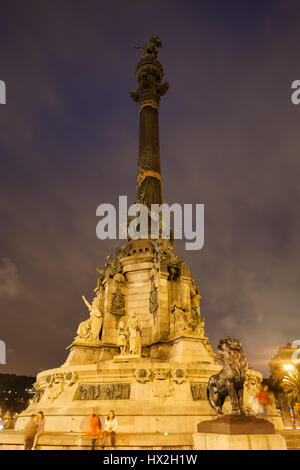 In Spagna, in Catalogna, Barcellona, Monumento a Cristoforo Colombo di notte, punto di riferimento della città Foto Stock