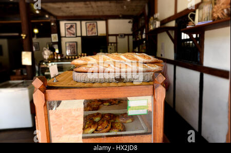 Old Bakery Shop in Laos vendere molti tipi di pane foto in condizioni di scarsa illuminazione interna ed ombra scura Foto Stock