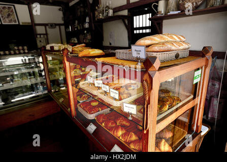 Old Bakery Shop in Laos vendere molti tipi di pane foto in condizioni di scarsa illuminazione interna ed ombra scura Foto Stock