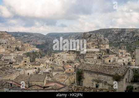 Vista panoramica di Matera. Sassi e canyon in una giornata nuvolosa Foto Stock