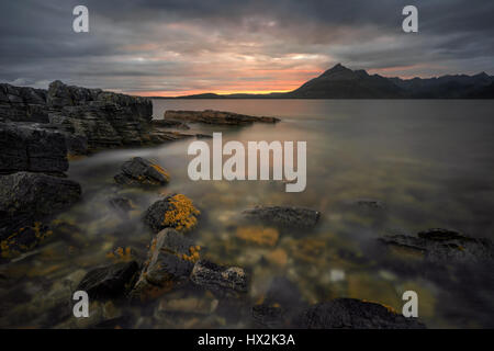 Rocce di Loch Scavaig vicino Elgol nella luce del tramonto, Skye, Scozia Foto Stock