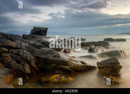 Le rocce in Loch Scavaig vicino Elgol, Isola di Skye in Scozia Foto Stock