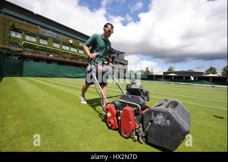 Il taglio di erba i campionati di Wimbledon 2012 i campionati di Wimbledon 20 All England Tennis Club Wimbledon LONDON EN Foto Stock