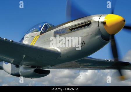 Seconda Guerra Mondiale North American P51D Mustang fighter, vicino alla fotocamera in volo. Foto Stock