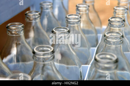 Soda vuota di bottiglie di vetro dopo l'utilizzo per il riciclo o riutilizzo foto in cloud esterni di bassa illuminazione. Foto Stock