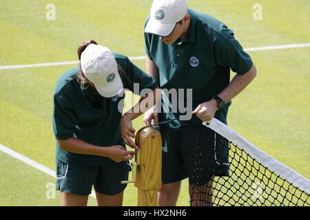 Per la preparazione di netto i campionati di Wimbledon 2015 i campionati di Wimbledon 15 All England Tennis Club Wimbledon Londra Foto Stock