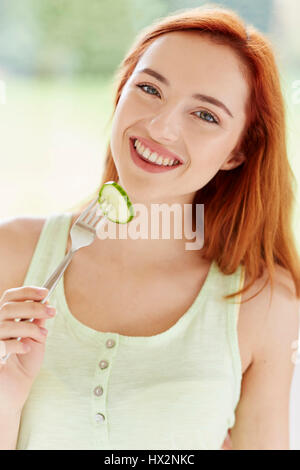 Ragazza mangiare insalata sana Foto Stock