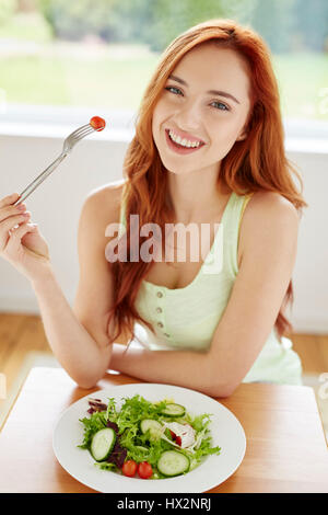 Ragazza mangiare insalata sana Foto Stock