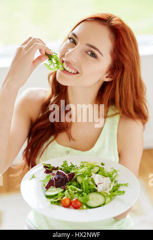 Ragazza mangiare insalata sana Foto Stock