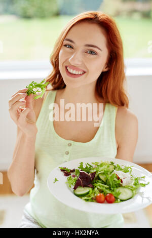 Ragazza mangiare insalata sana Foto Stock