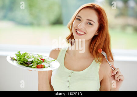 Ragazza mangiare insalata sana Foto Stock