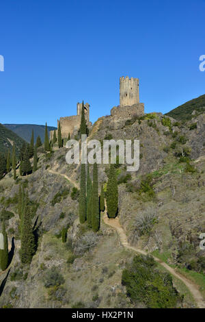 Visualizzazione verticale del rovinato i castelli di Lastours, in Occitanie, Francia. Foto Stock