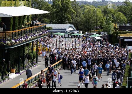 WIMBLEDON FOLLA IMMETTERE IL GROU i campionati di Wimbledon 20 All England Tennis Club Wimbledon Londra Inghilterra 29 Giugno 20 Foto Stock