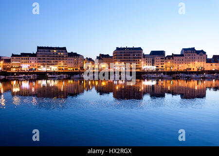 Cherbourg (nord-ovest della Francia): Quai Caligny di sera Foto Stock