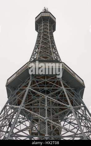 Petrin lookout tower a Praga in un giorno nuvoloso Foto Stock