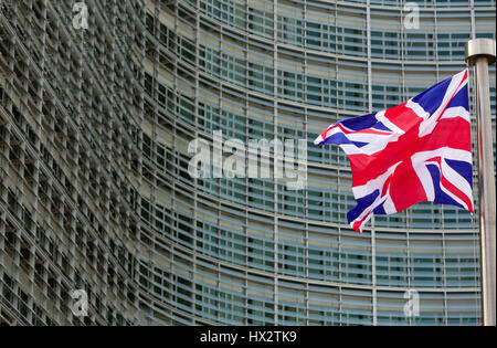 Il Belgio, Bruxelles: Union Jack, bandiera del Regno Unito di fronte alla Unione Europea sede (2016/06/28) Foto Stock