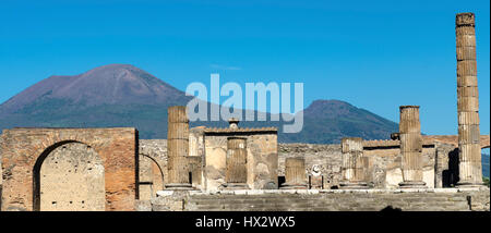 Pompei. Il Forum e il Tempio di Giove con il Vesuvio nel di Foto Stock