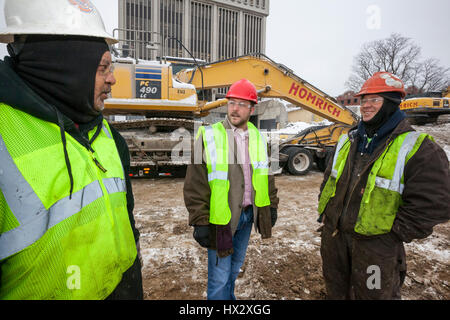 Mt. Clemens, Michigan - Scott Homrich (centro), Vice Presidente di stimare per Homrich, una demolizione contraente, parla ai suoi lavoratori presso il sito di Foto Stock