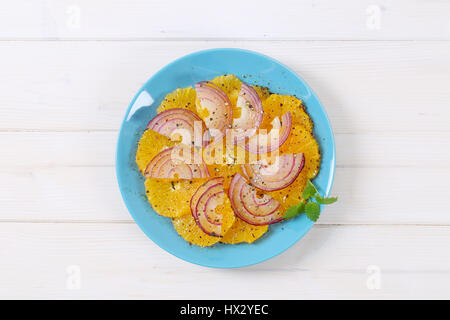 Piatto di insalata siciliana con Orange, la cipolla e il pepe su sfondo bianco Foto Stock