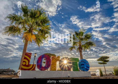 "Loreto" segno sul Malecon a Loreto, Baja California Sur, Messico. Foto Stock