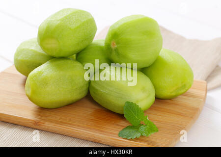 Pila di kiwi sbucciato sul tagliere di legno - close up Foto Stock