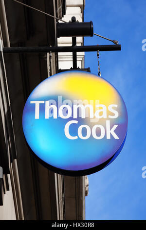 Londra, UK, 27 Febbraio 2011 : Thomas Cook logo pubblicità segno al di fuori della sua agenzia di viaggi store a Marble Arch, Oxford Street Foto Stock