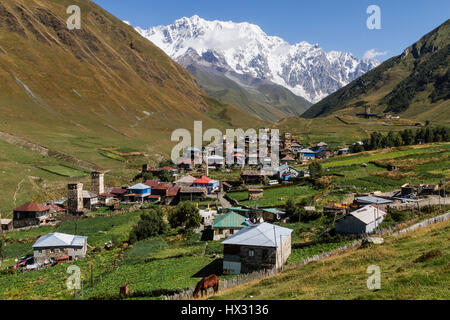 Villaggio Ushguli nelle montagne del Caucaso in Georgia con il Monte Shkhara in background. Foto Stock