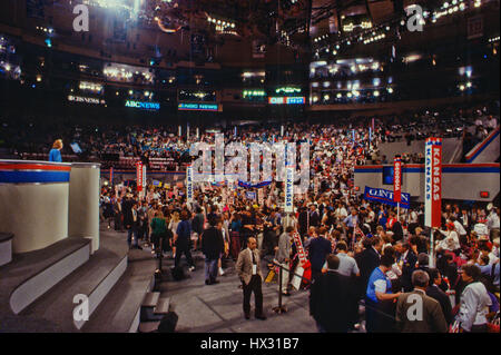 Vista generale di democratico nazionale con la nomina di convenzione con la folla dei delegati e i sostenitori di Madison Square Garden di New York, 16 luglio 1992. Foto di Mark Reinstein Foto Stock