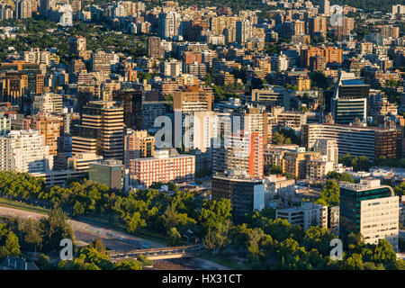 Santiago, Regione Metropolitana, Cile - Vista degli edifici al quartiere Providencia, la parte più densa della città con residenziali Foto Stock