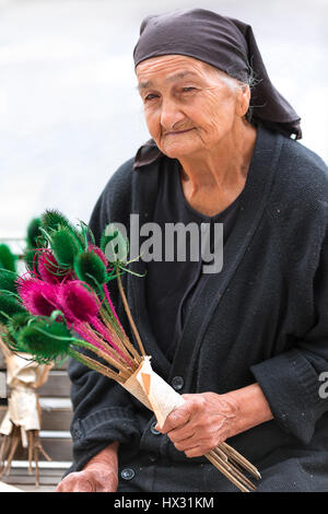 Signora anziana che vendono fiori a Tbilisi, Georgia Foto Stock