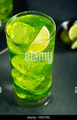 Melone verde HIghball giapponese con un calce guarnire Foto Stock